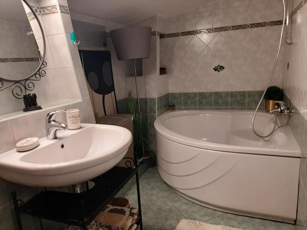 PUY Arena Design Apartments With Free Private Parking And With A Terrace מראה חיצוני תמונה
